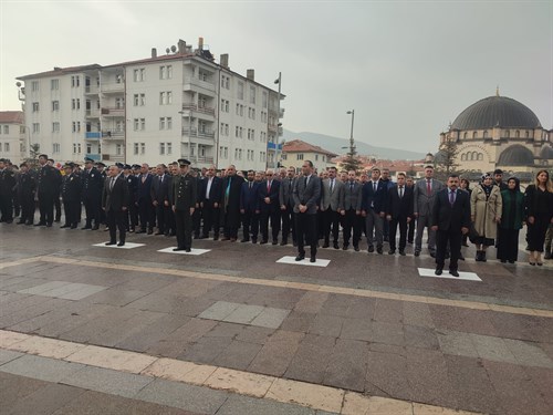 '10 Kasım Atatürk’ü Anma Günü' münasebetiyle Kaymakamlık Önü Belediye  Meydanı’nda Atatürk Anıtı'na çelenkler sunuldu.