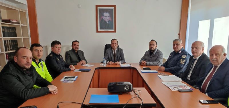 KIŞ MEVSİMİ TRAFİK TEDBİRLERİ TOPLANTISI İLGİLİ KURUM MÜDÜRLERİ VE YETKİLİLERİN KATILIMIYLA YAPILDI